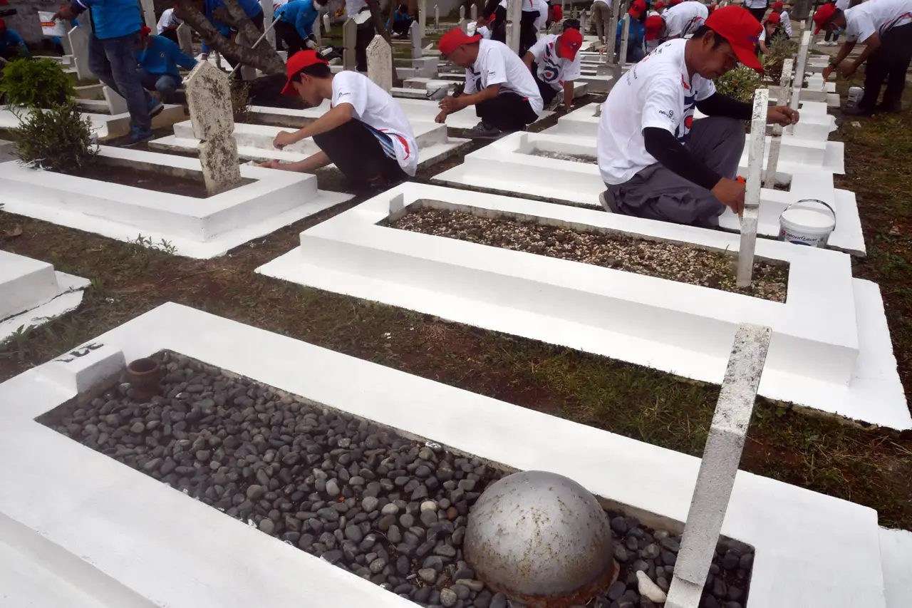 Aksi Merawat Pusara...