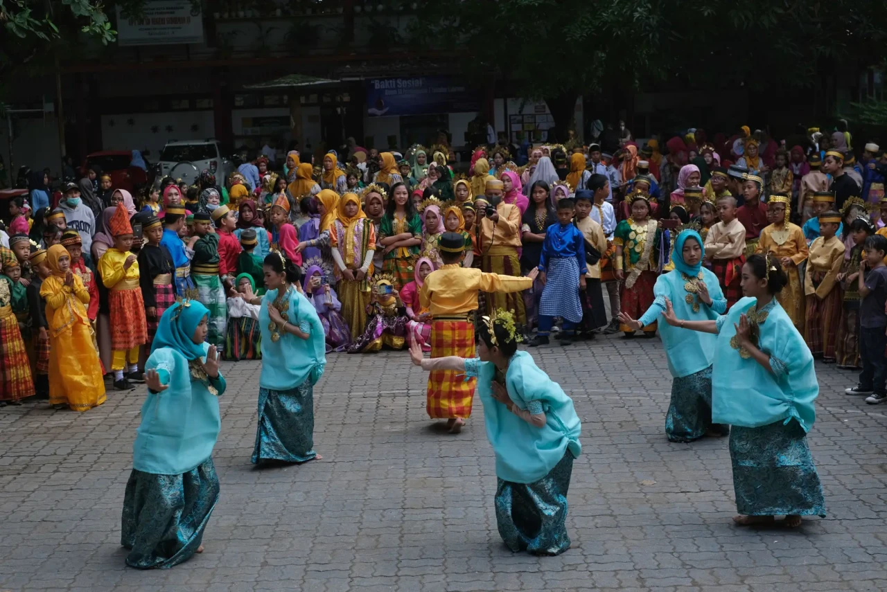Parade Budaya HUT ke-415...