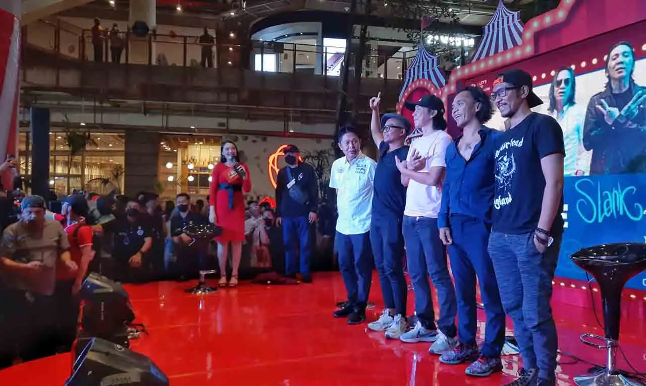 Slank Temui Penggemar...