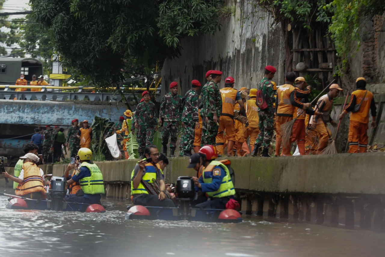 Kerja Bakti Bersih-Bersih...