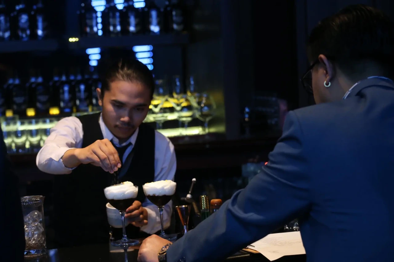 Aksi Bartender Racik...