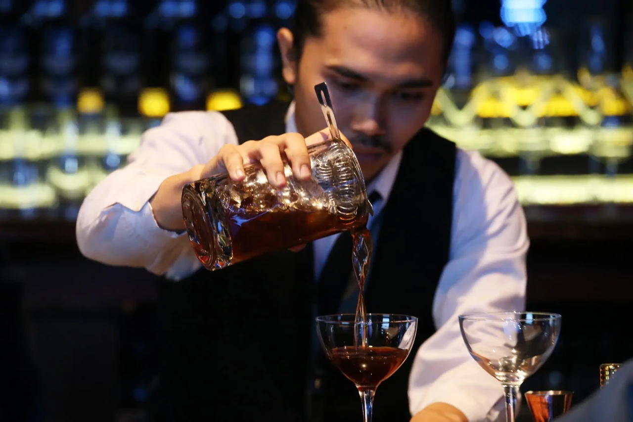 Aksi Bartender Racik...