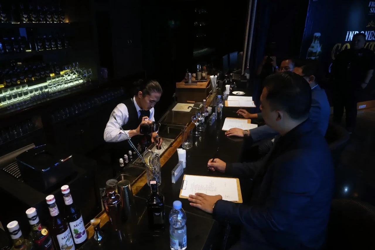 Aksi Bartender Racik...
