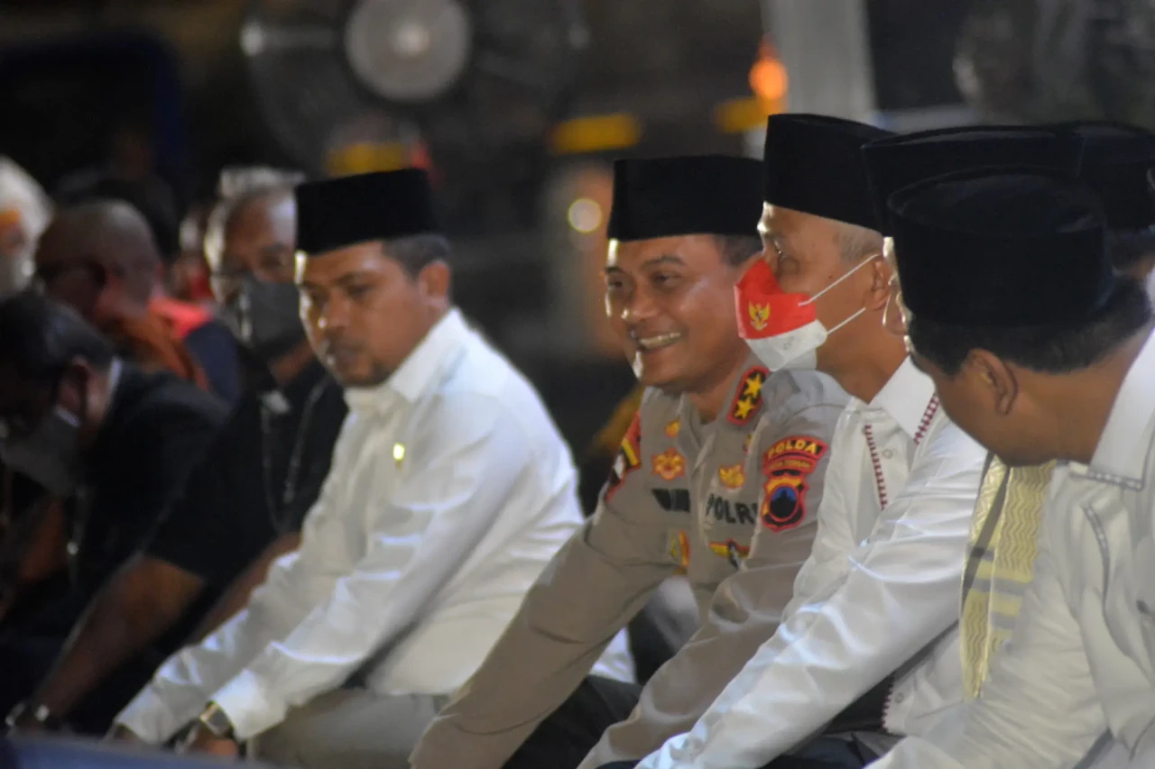 Ribuan Polisi Khusyuk...