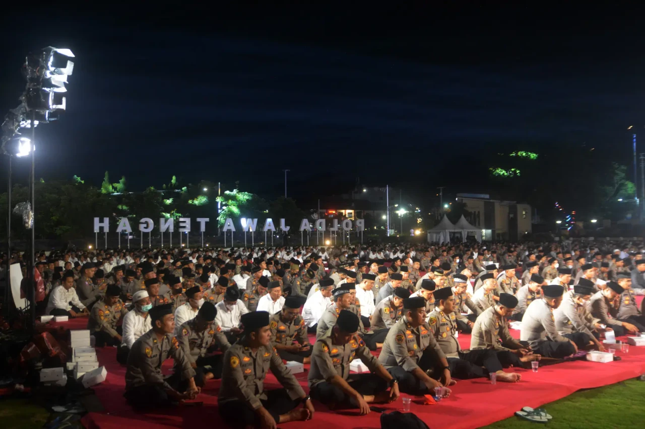 Ribuan Polisi Khusyuk...
