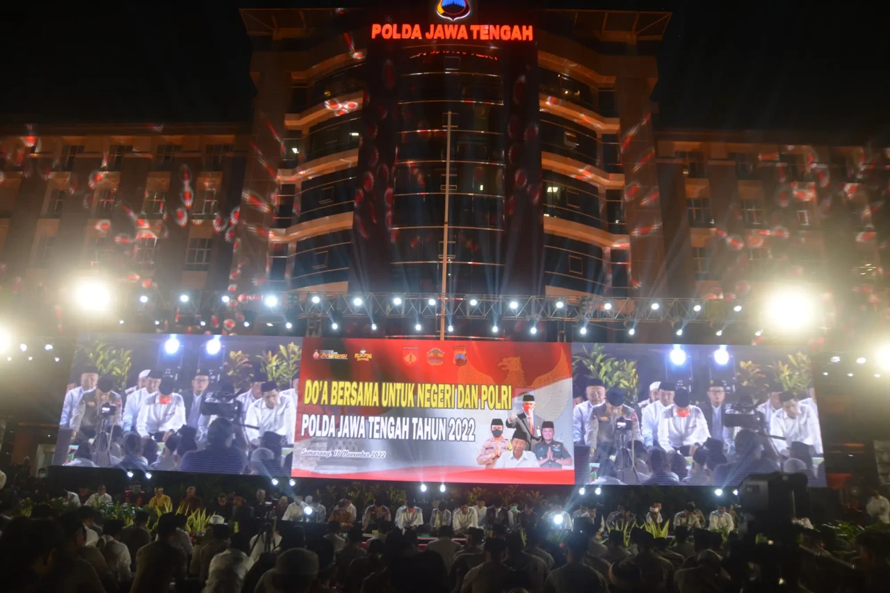 Ribuan Polisi Khusyuk...