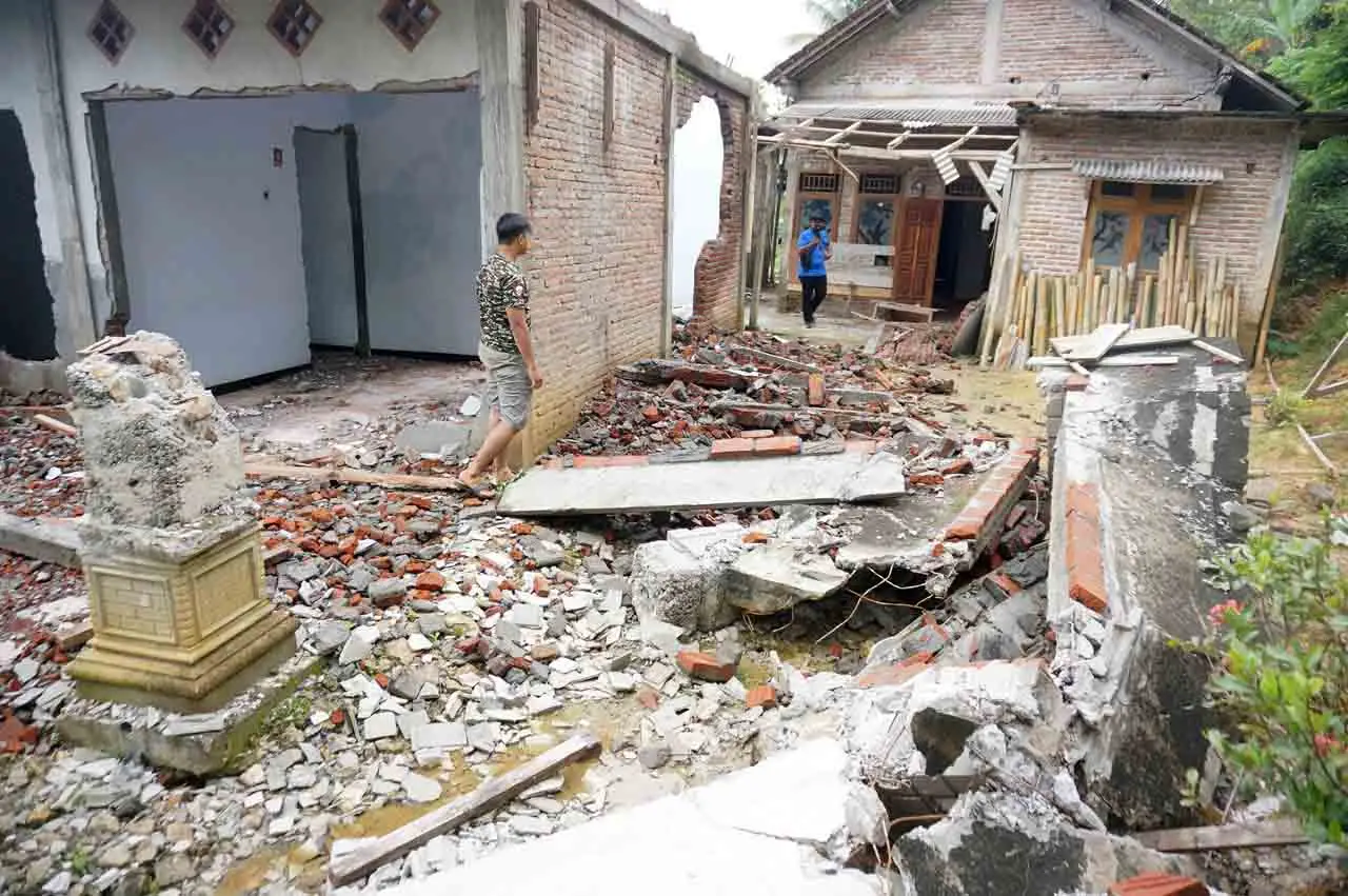 14 Rumah Retak dan Roboh...