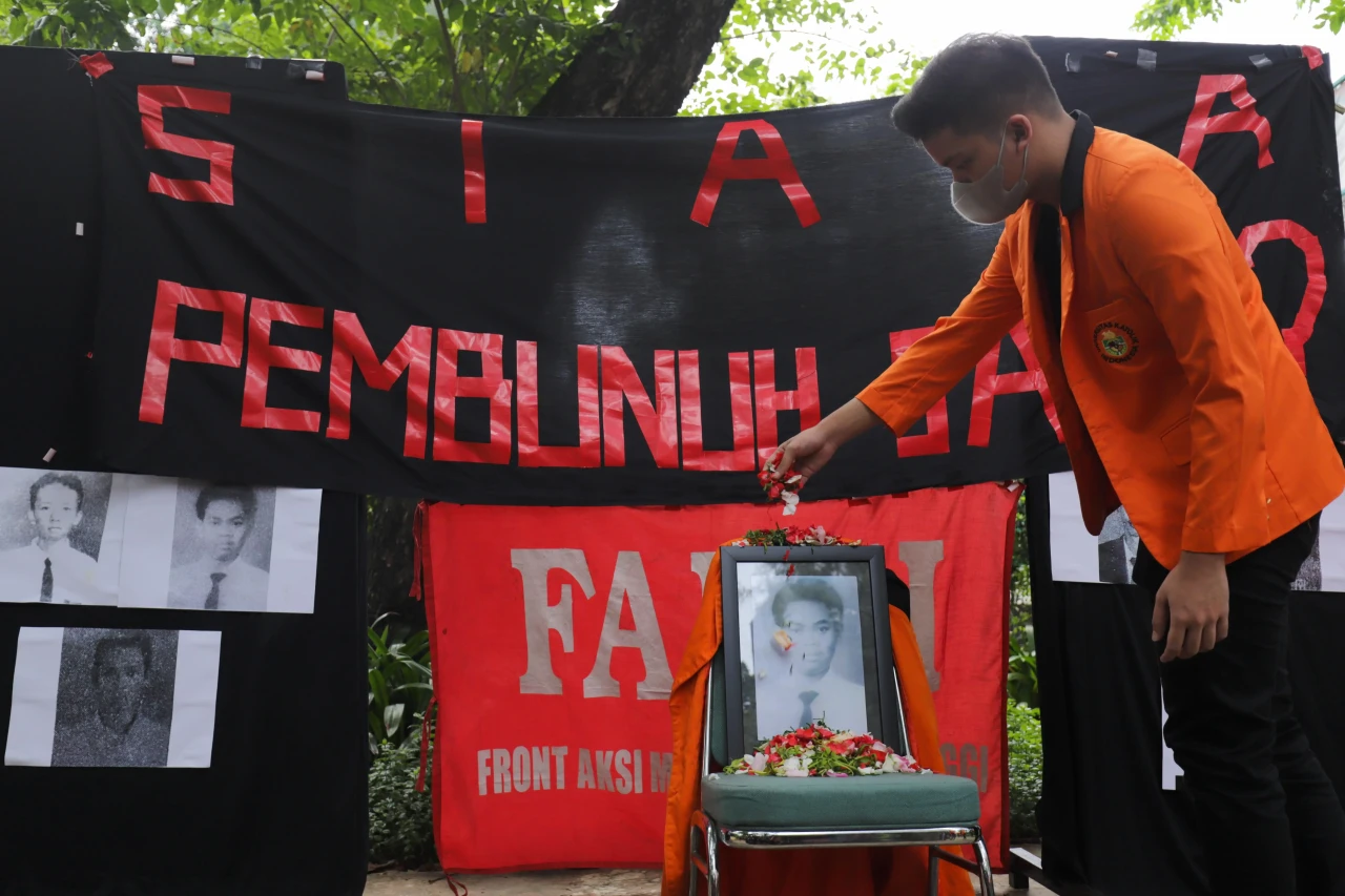 Aksi Tabur Bunga Peringati...