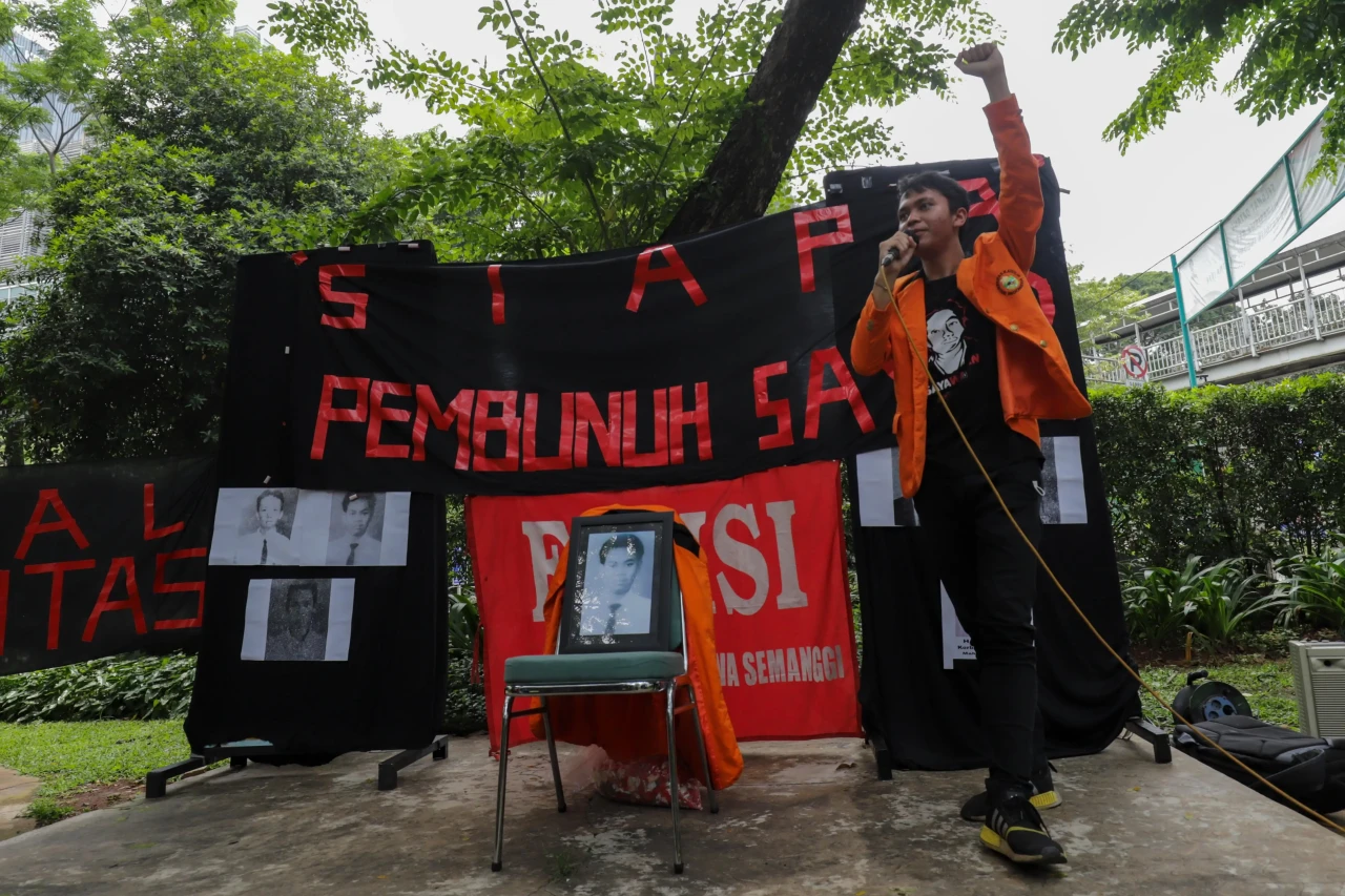 Aksi Tabur Bunga Peringati...