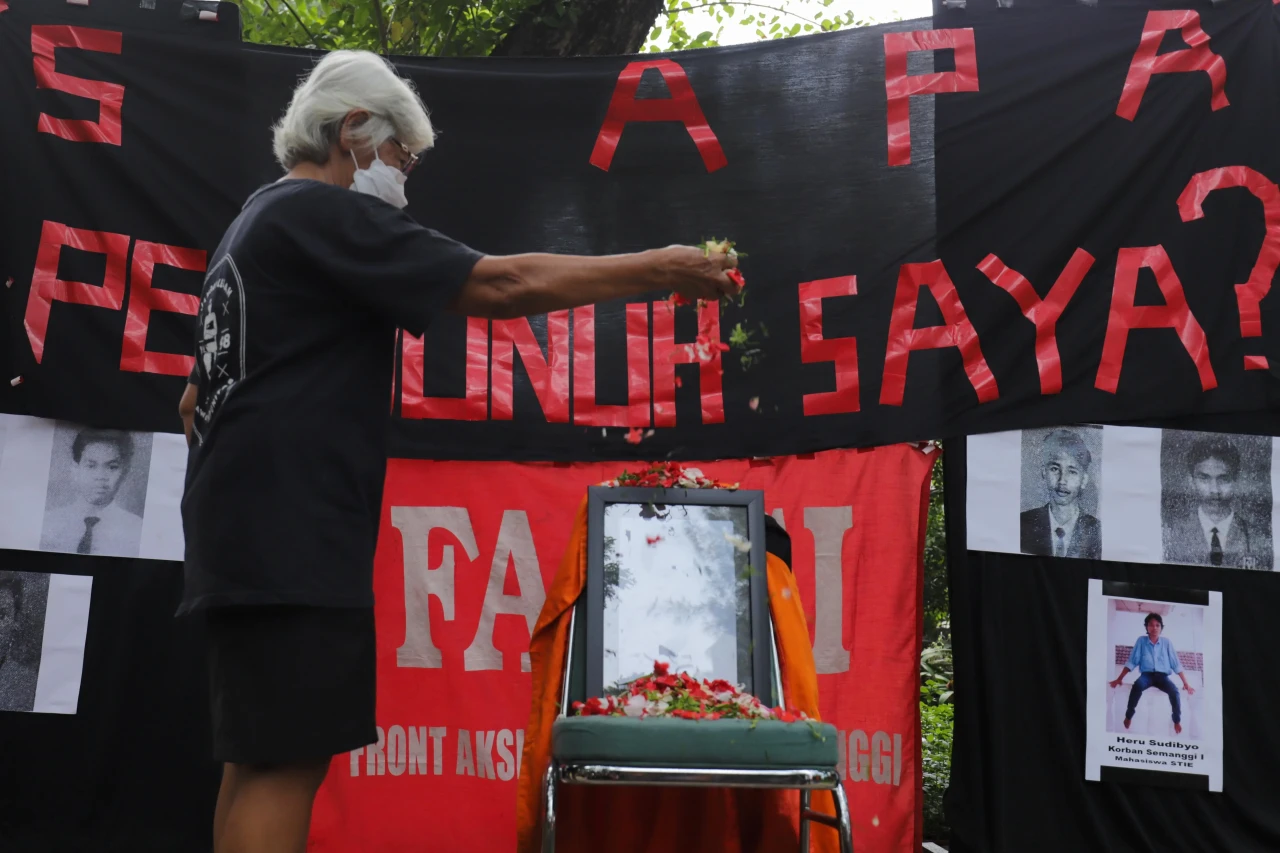 Aksi Tabur Bunga Peringati...