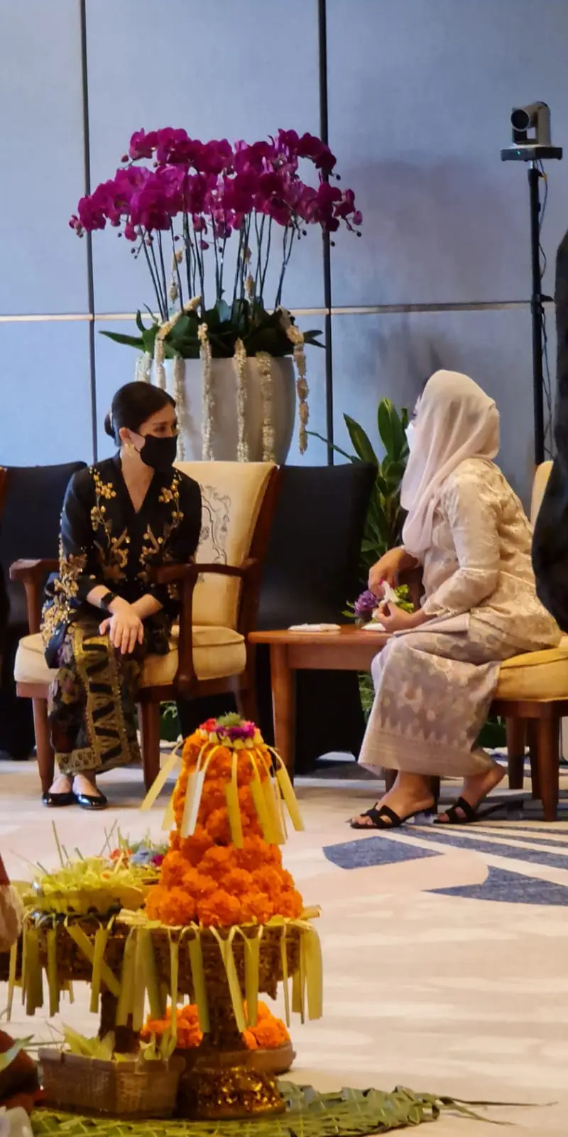Dampingi Ibu Negara...