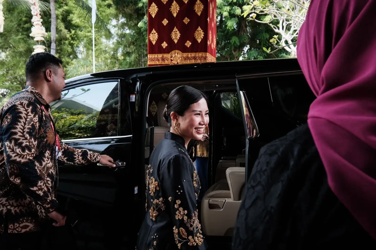 Dampingi Ibu Negara...