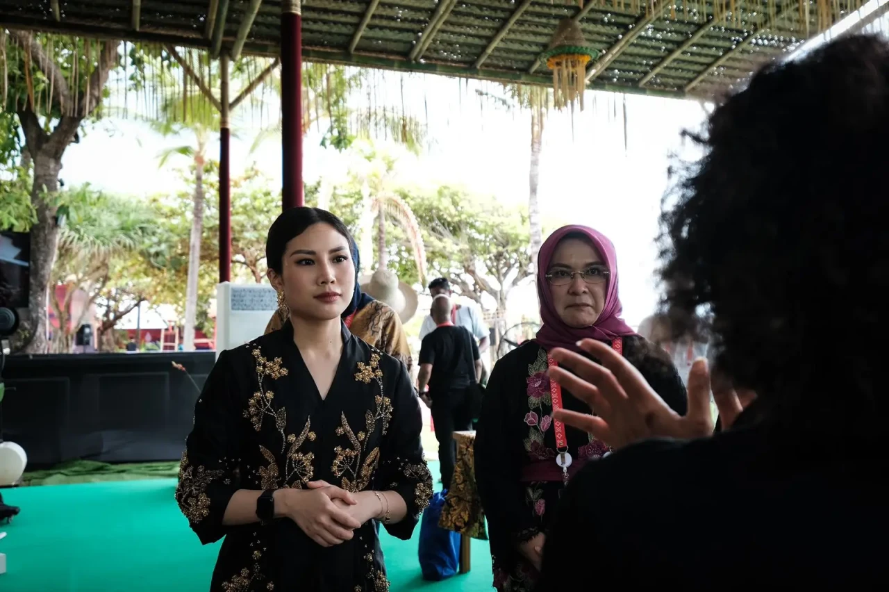 Dampingi Ibu Negara...