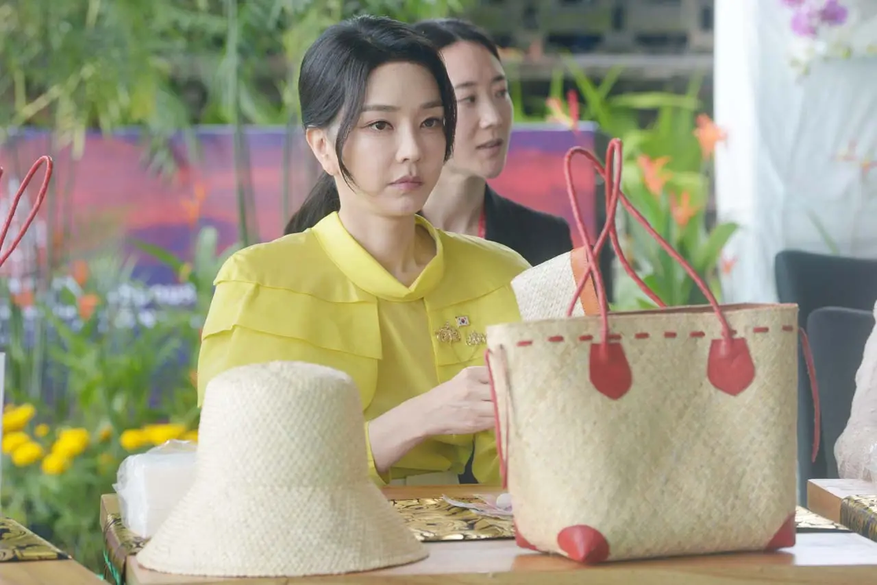 Pesona Kim Keon-hee,...