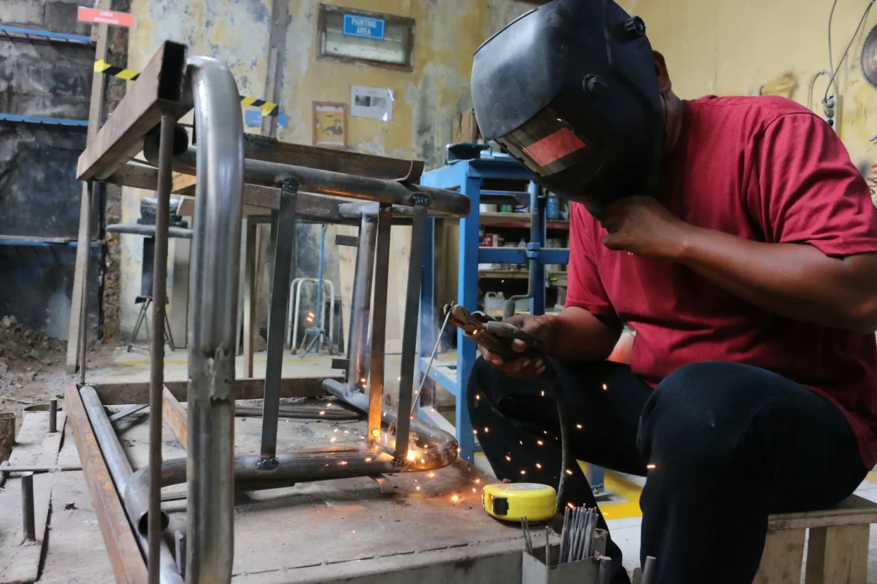 Bantuan 40 Set Meja...