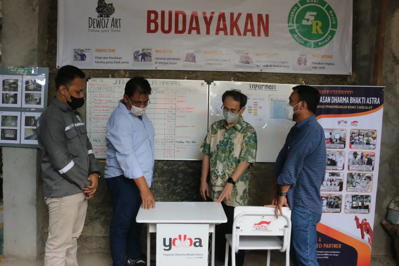 Bantuan 40 Set Meja...