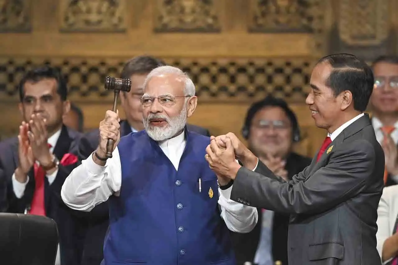 Momen Jokowi Serahkan...