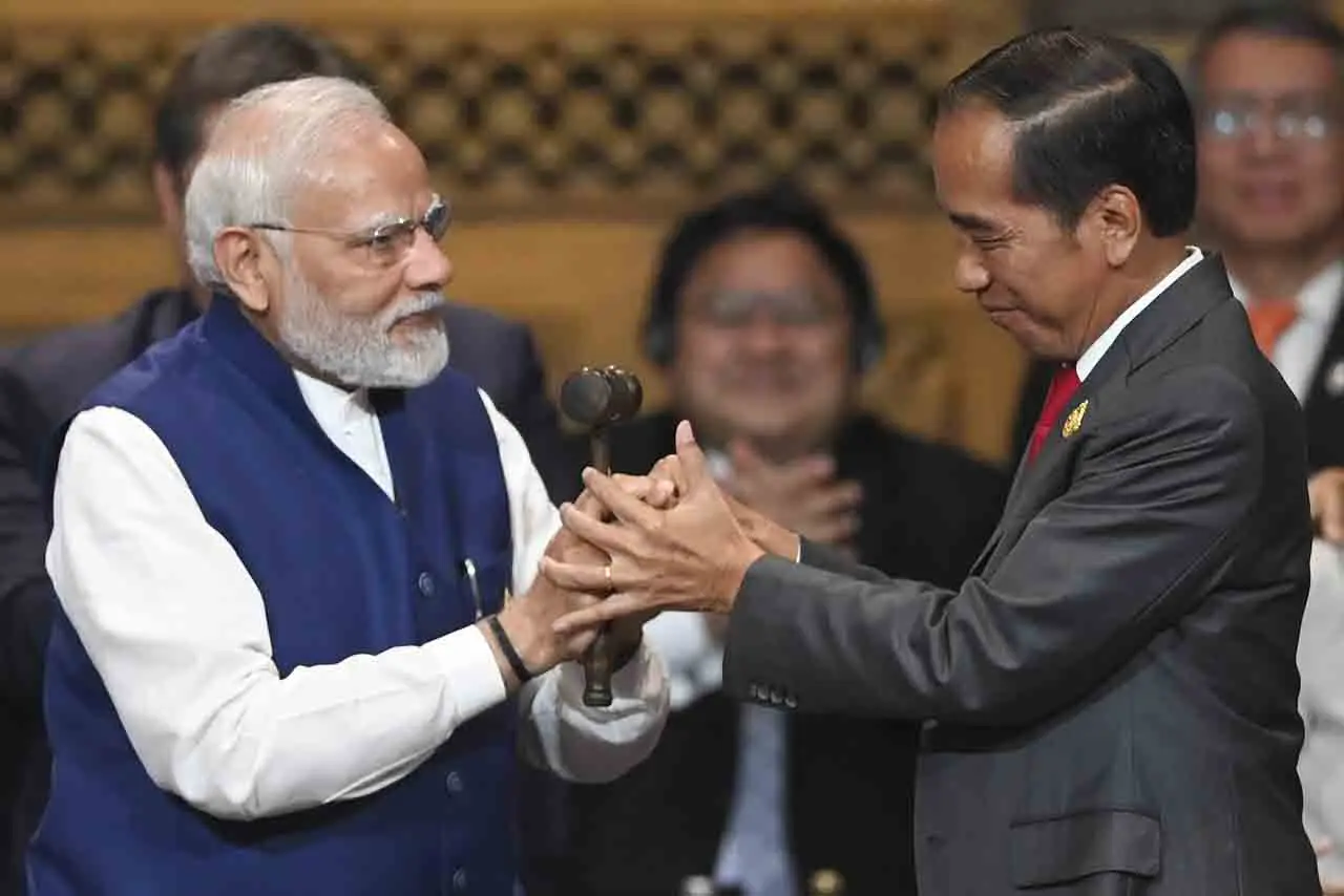 Momen Jokowi Serahkan...