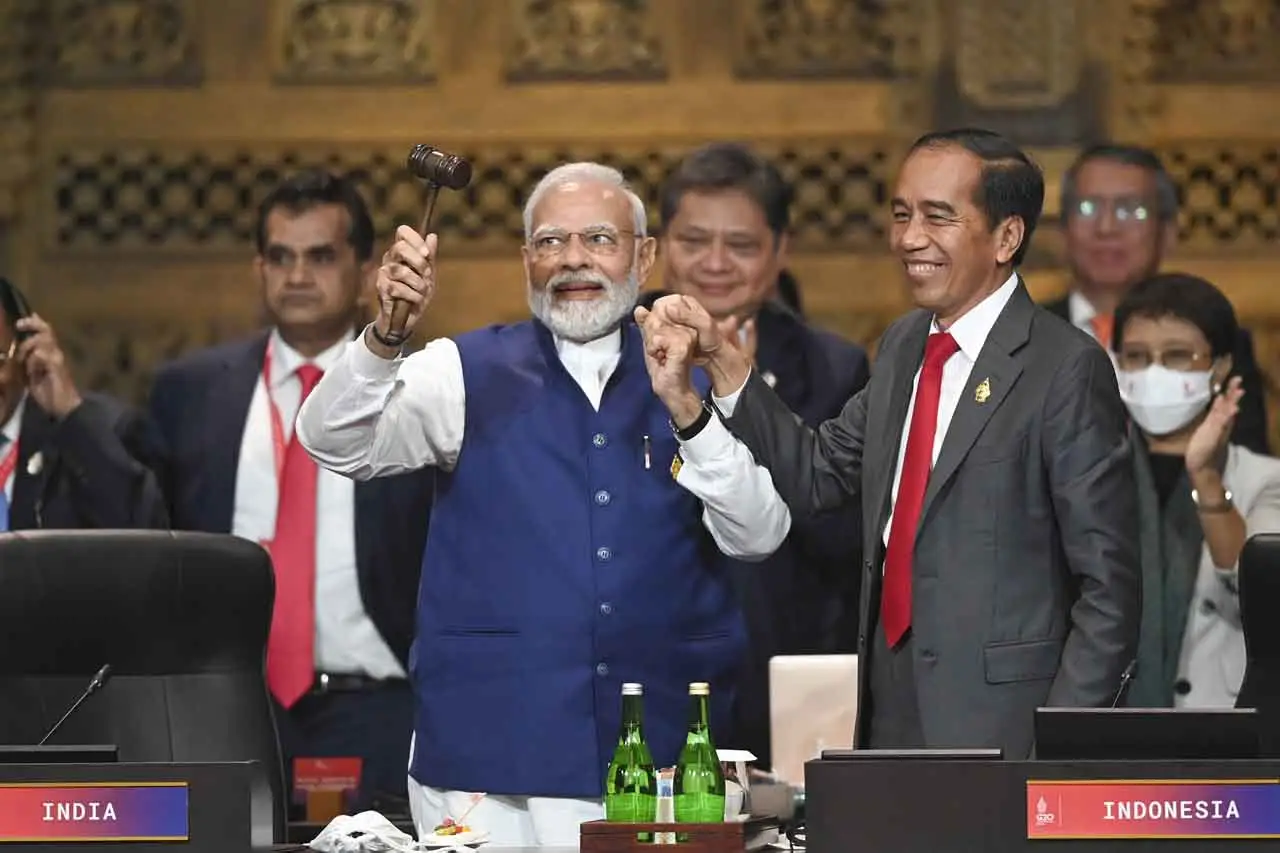 Momen Jokowi Serahkan...