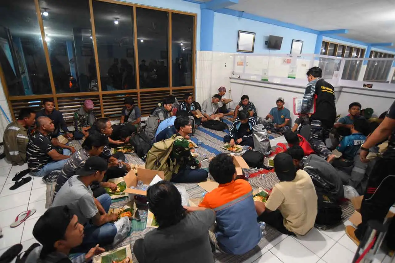 TNI AL Evakuasi 230...