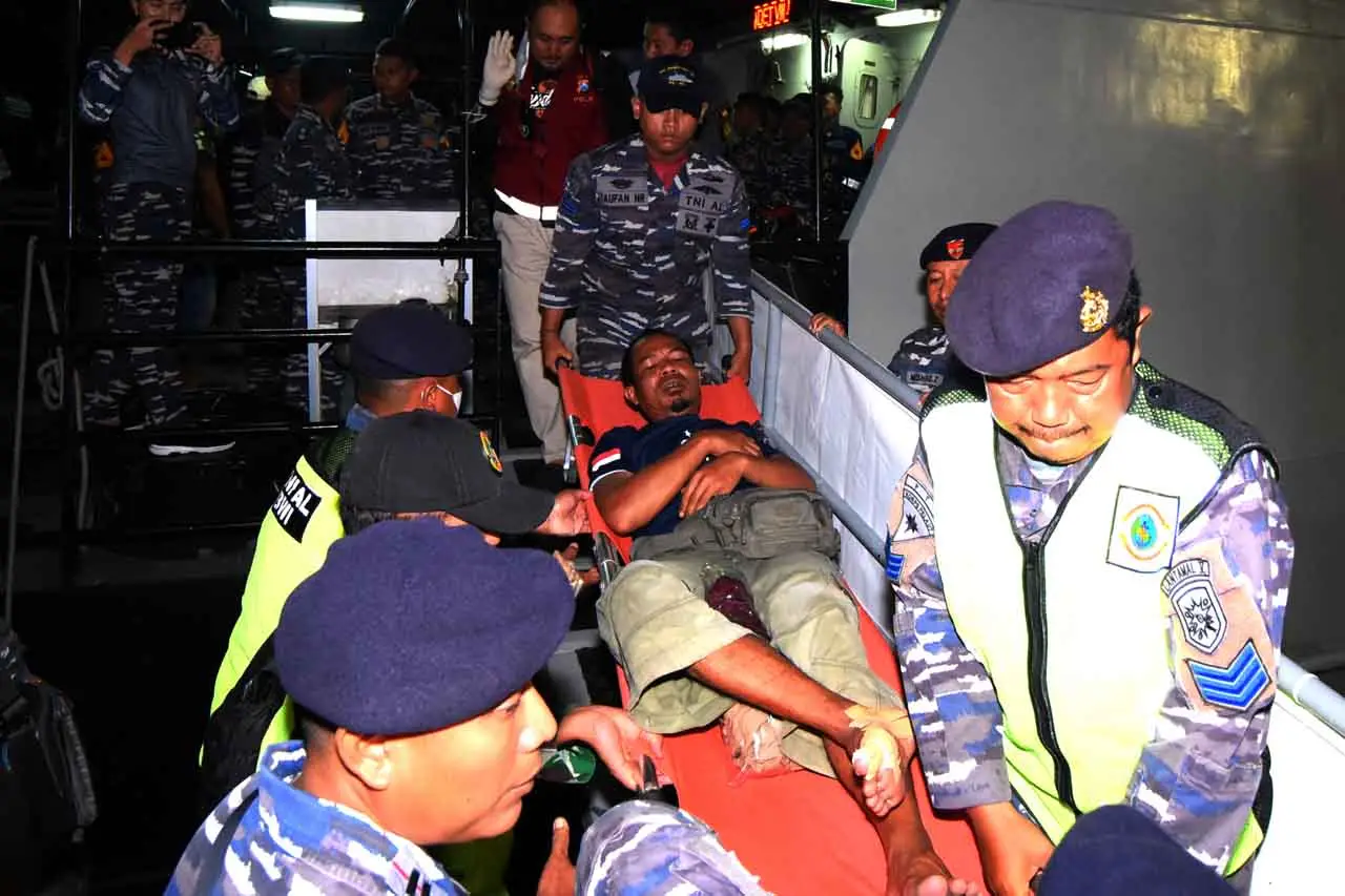 TNI AL Evakuasi 230...