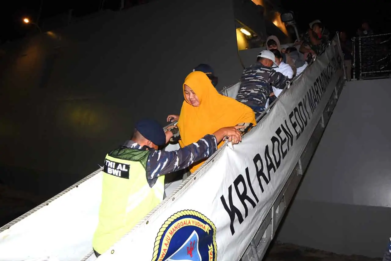 TNI AL Evakuasi 230...
