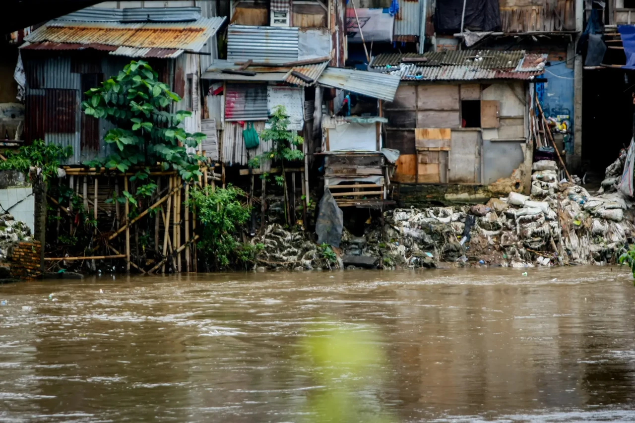 Normalisasi Kali Ciliwung,...