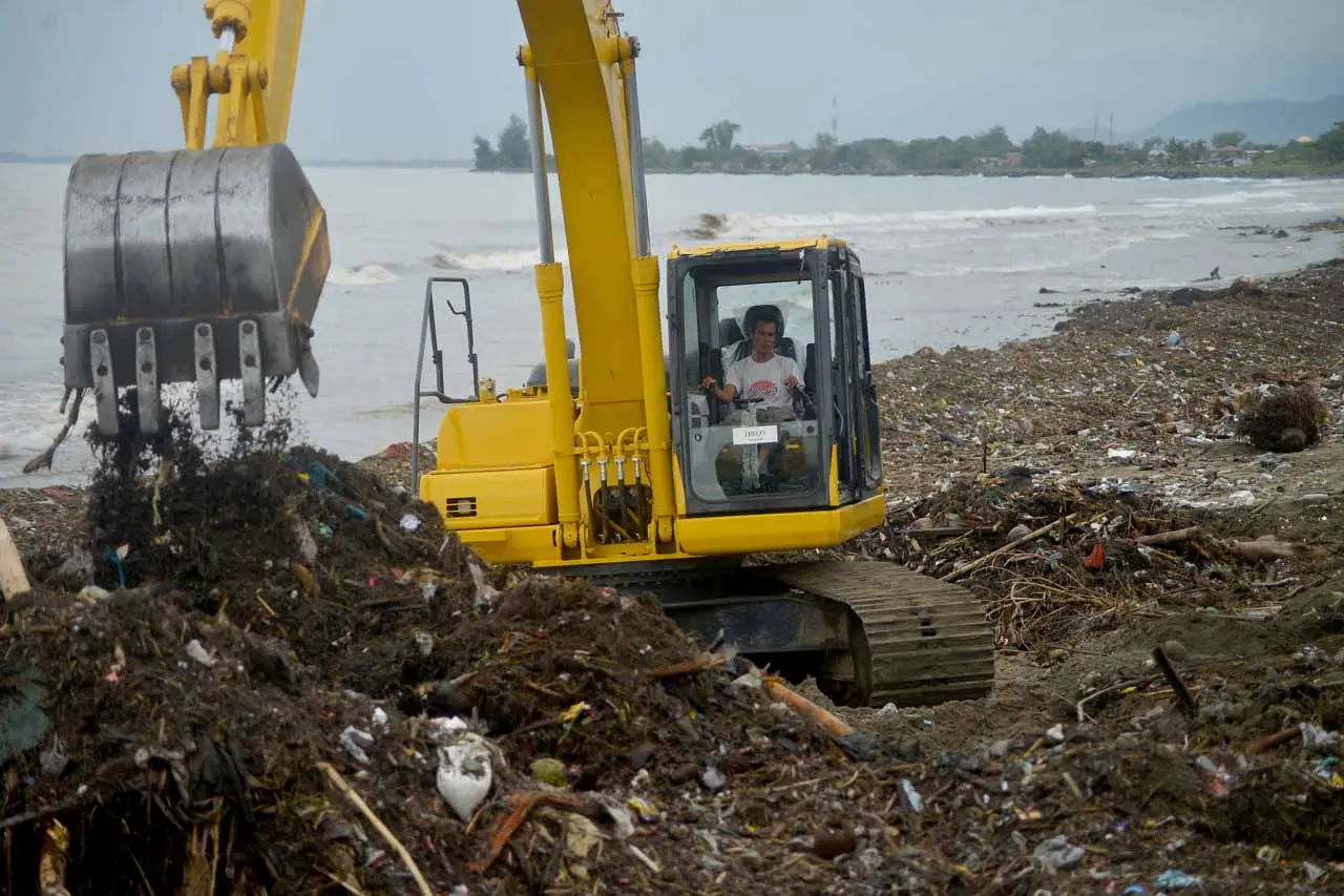Evakuasi Sampah di Pantai...