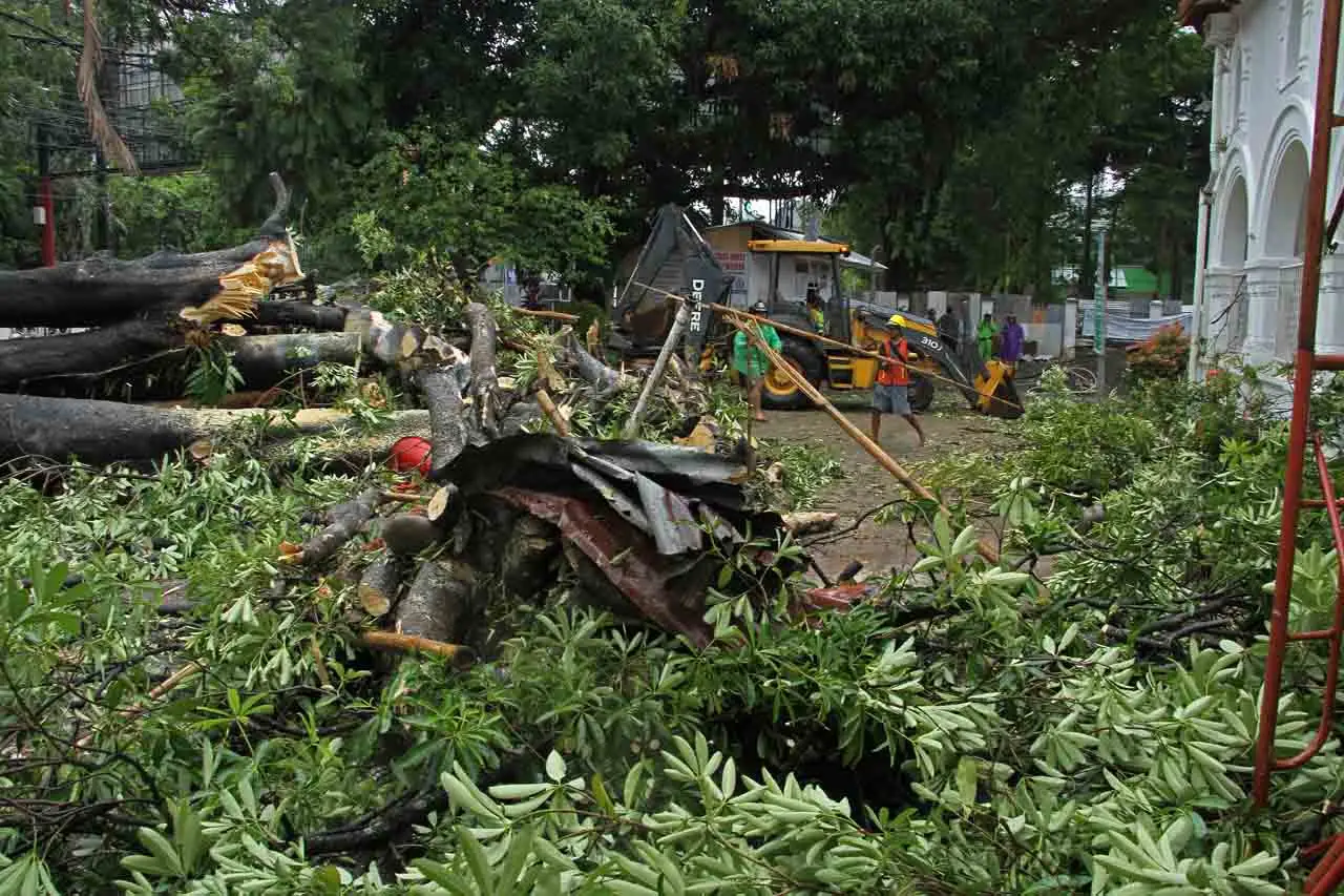 2 Pekerja Renovasi Gedung...
