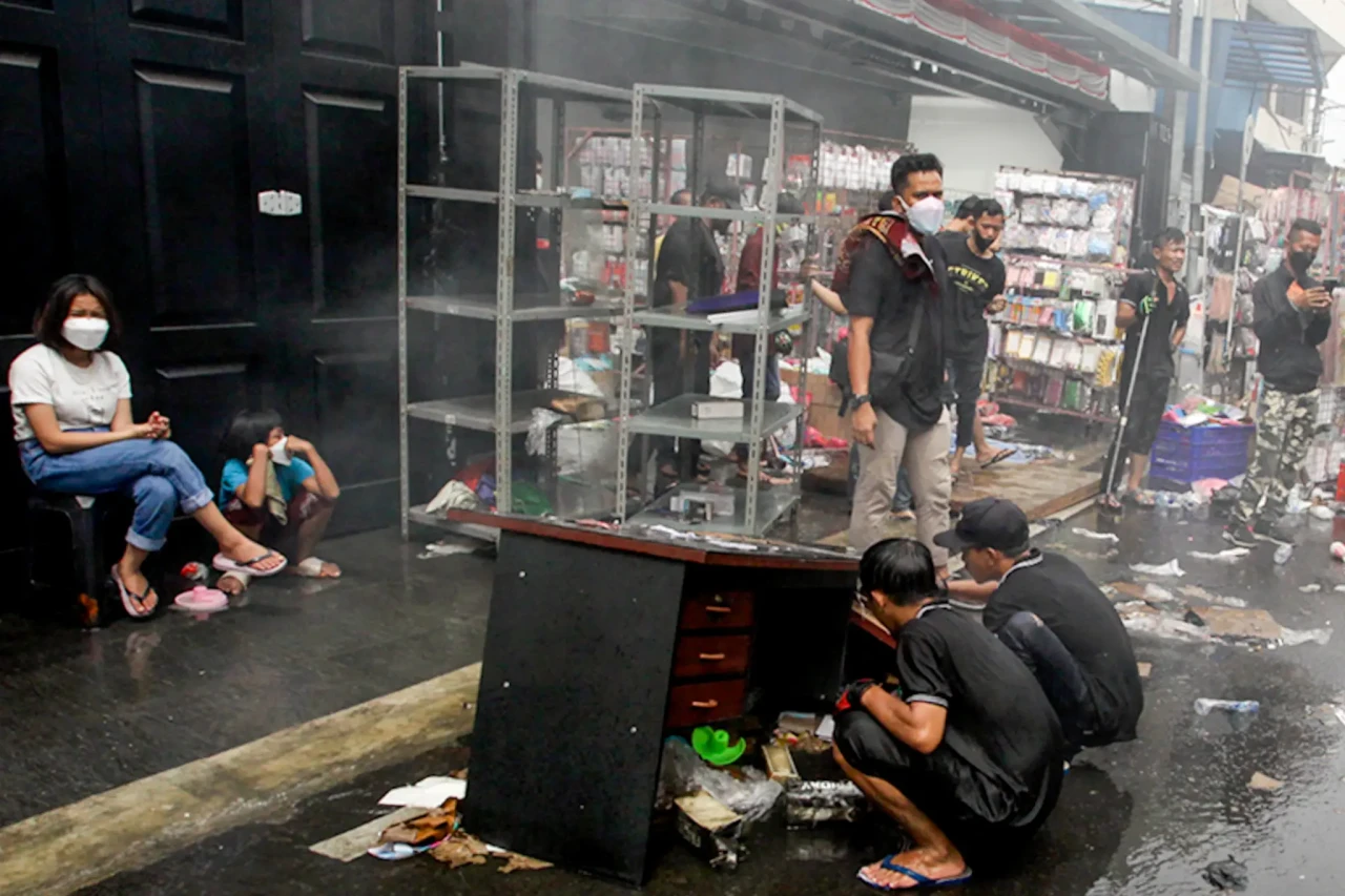 Pilu Pedagang Asemka,...