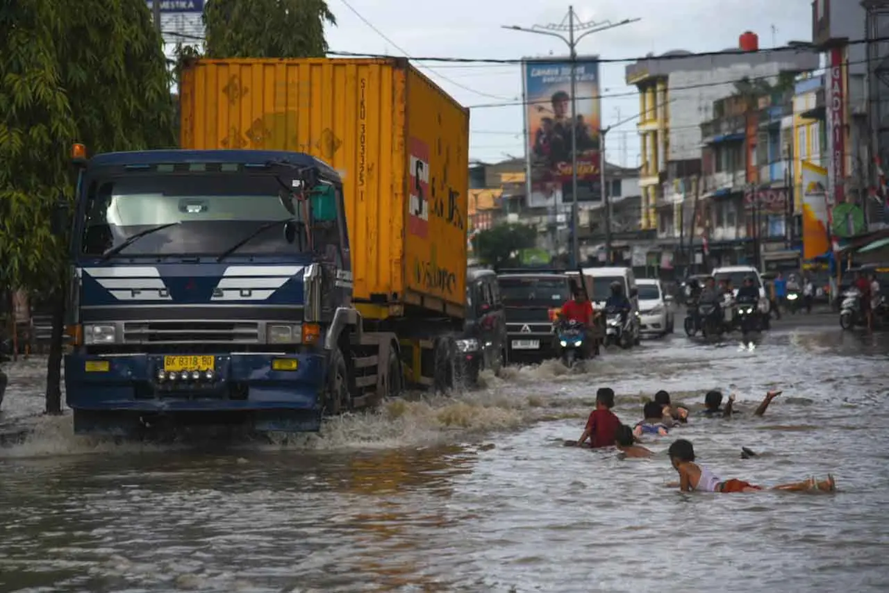 Kota Medan Dikepung...
