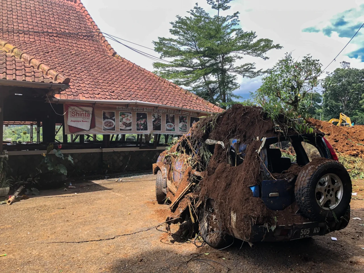 Kondisi Jalan Cugenang Terputus...