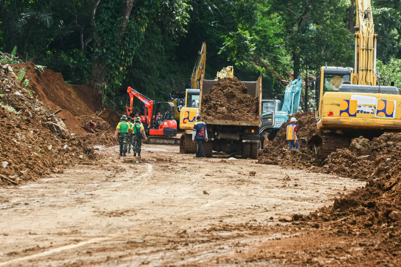 Kondisi Jalan Cugenang Terputus...