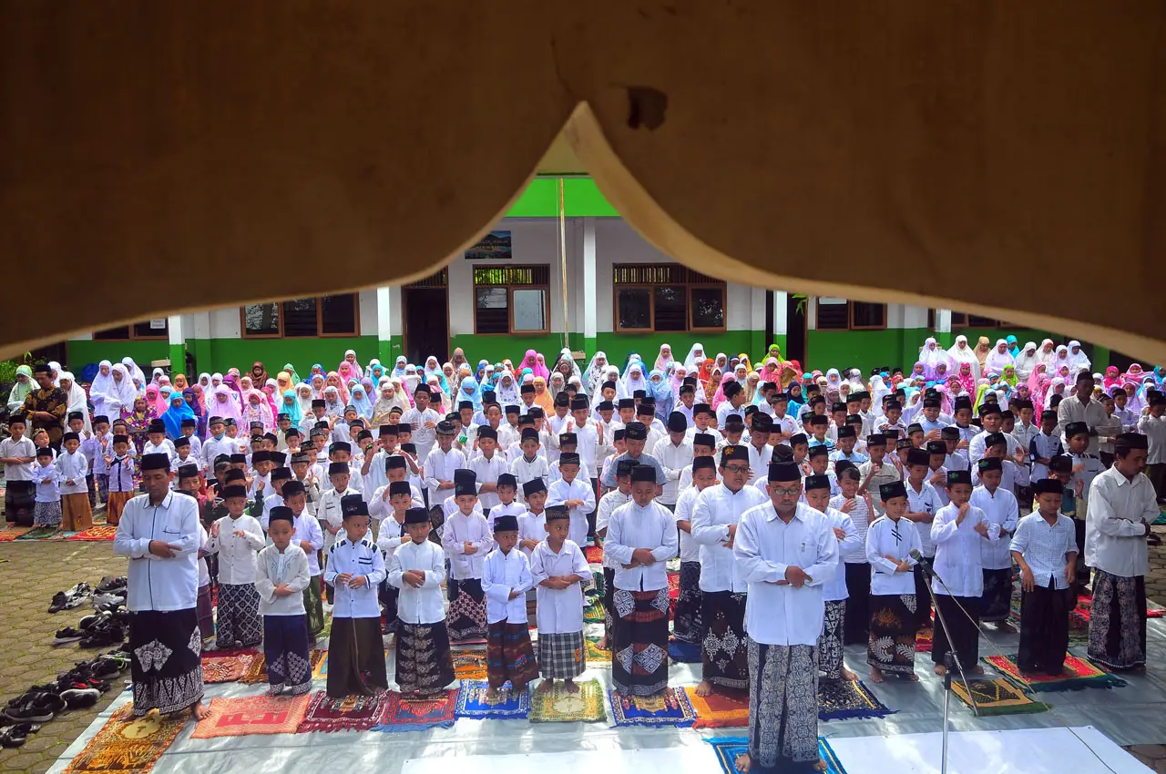 Siswa dan Guru Gelar...