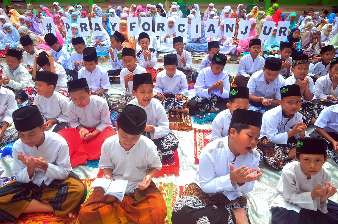 Siswa dan Guru Gelar...