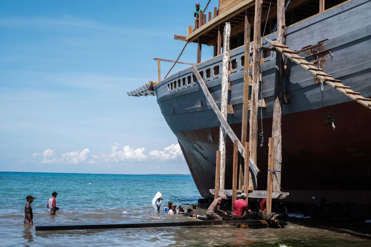 Melihat Pembuatan Kapal...