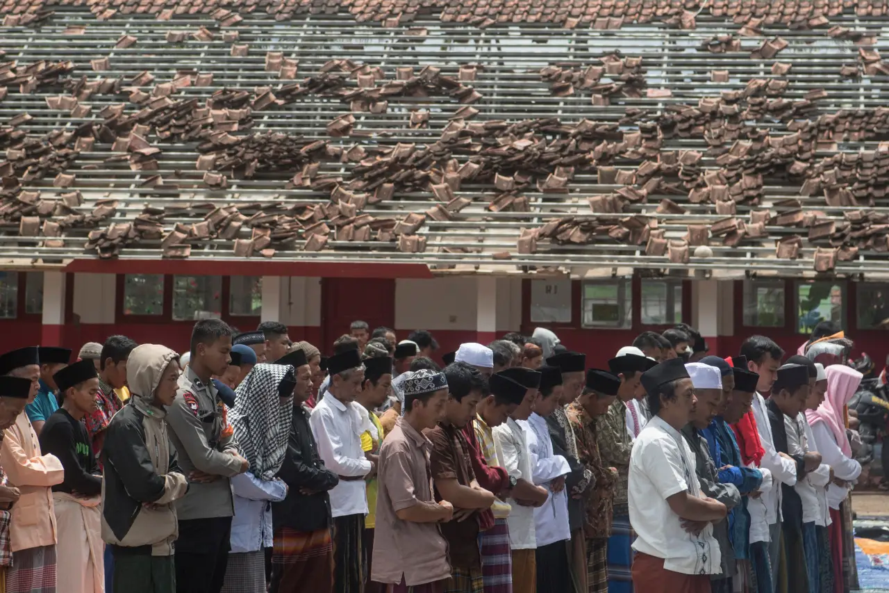 Warga Gelar Salat Jumat...
