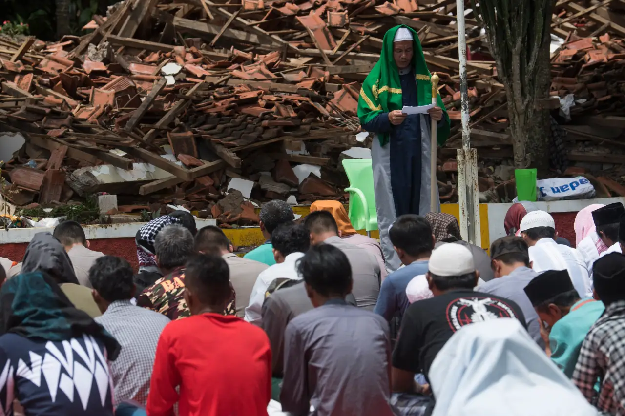 Warga Gelar Salat Jumat...