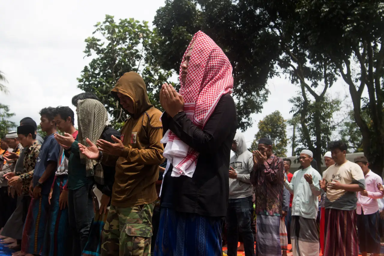 Warga Gelar Salat Jumat...