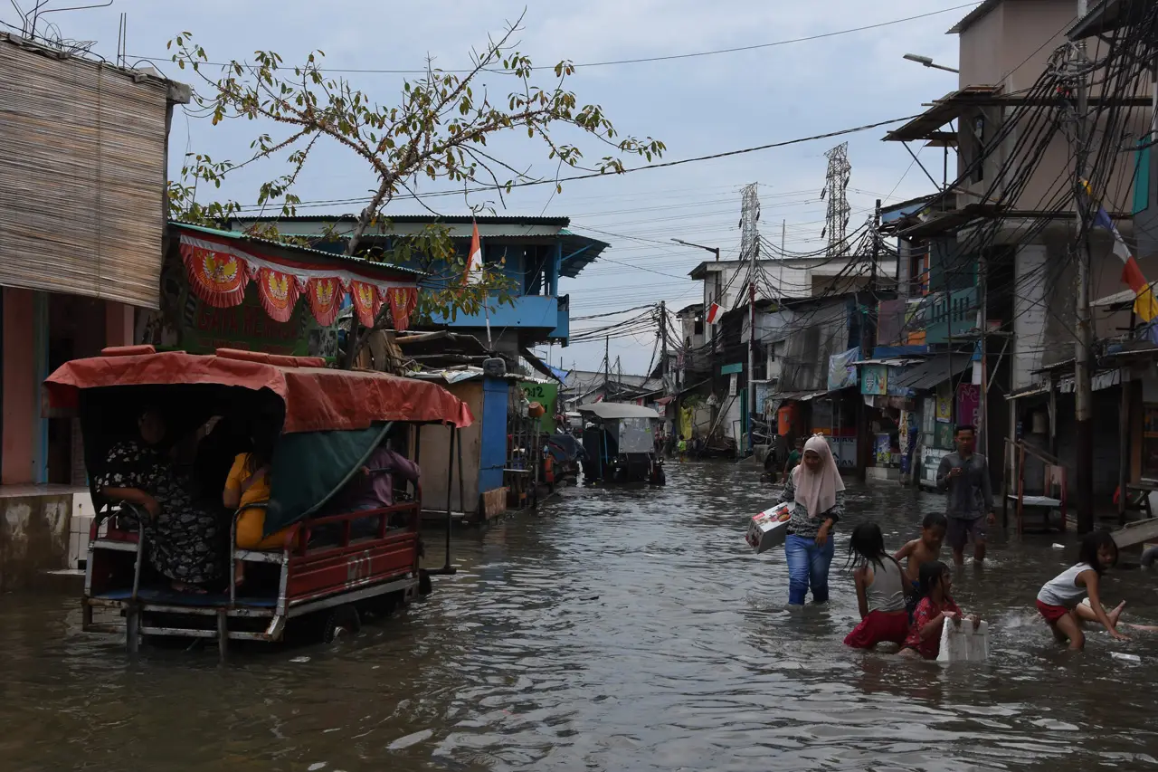 Banjir Rob Landa Pesisir...