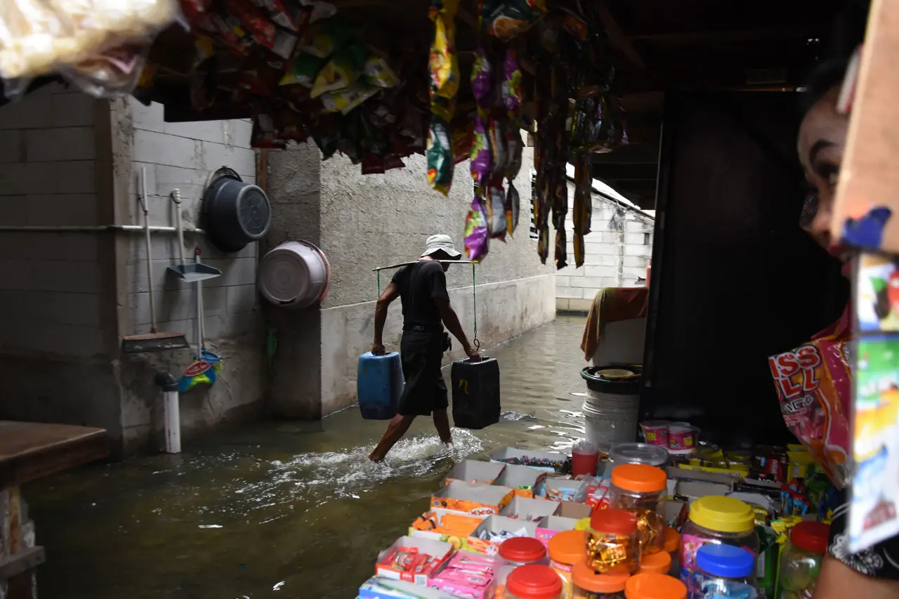 Banjir Rob Landa Pesisir...