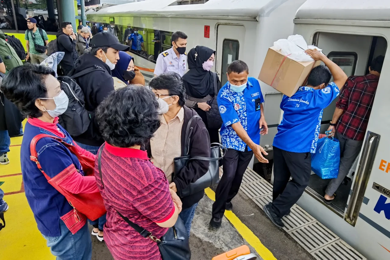 KAI Operasikan 56 Kereta...