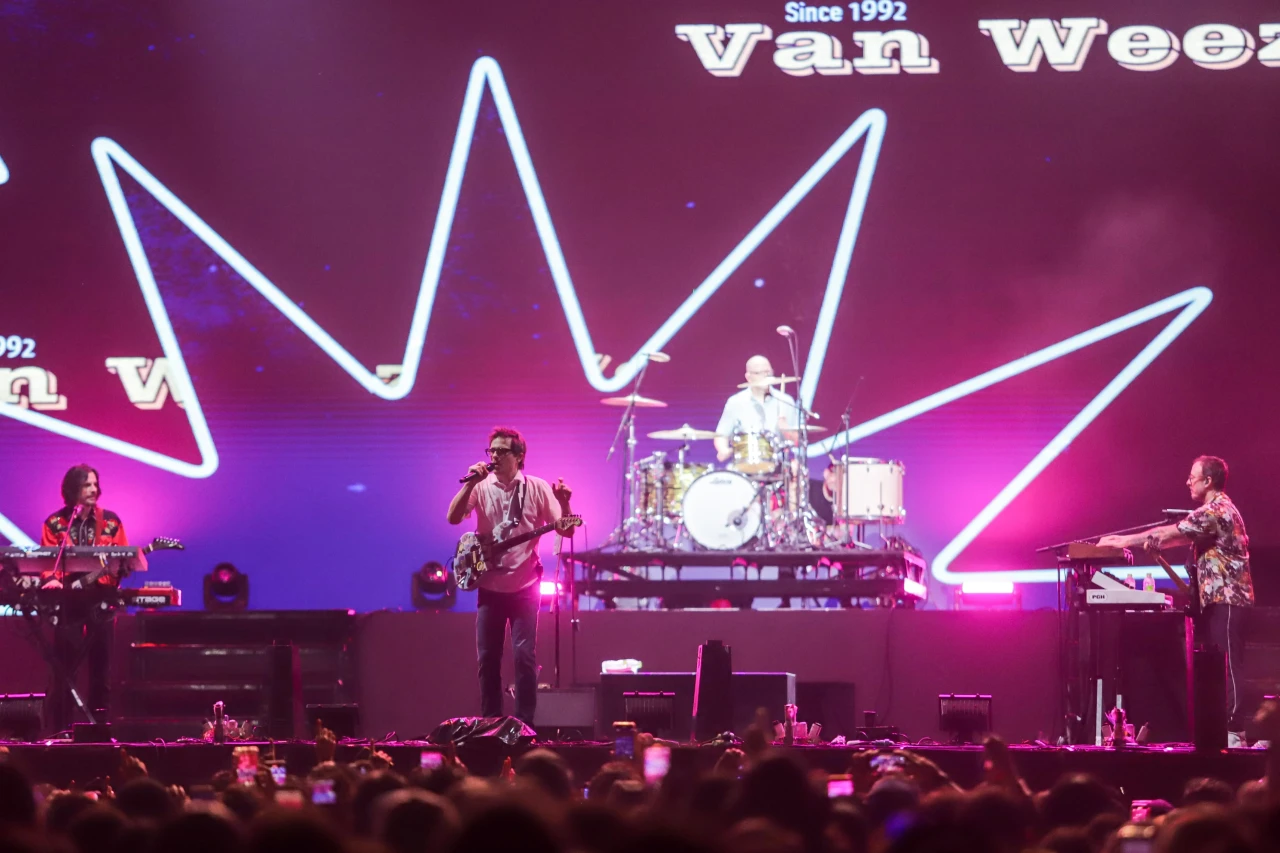 Aksi Weezer Meriahkan...