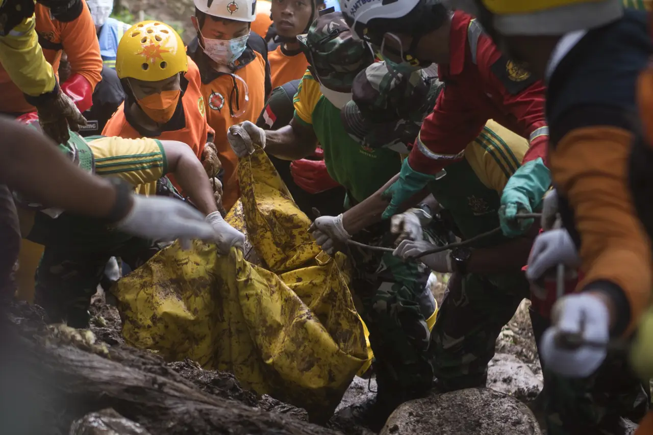 Pencarian Korban Gempa...
