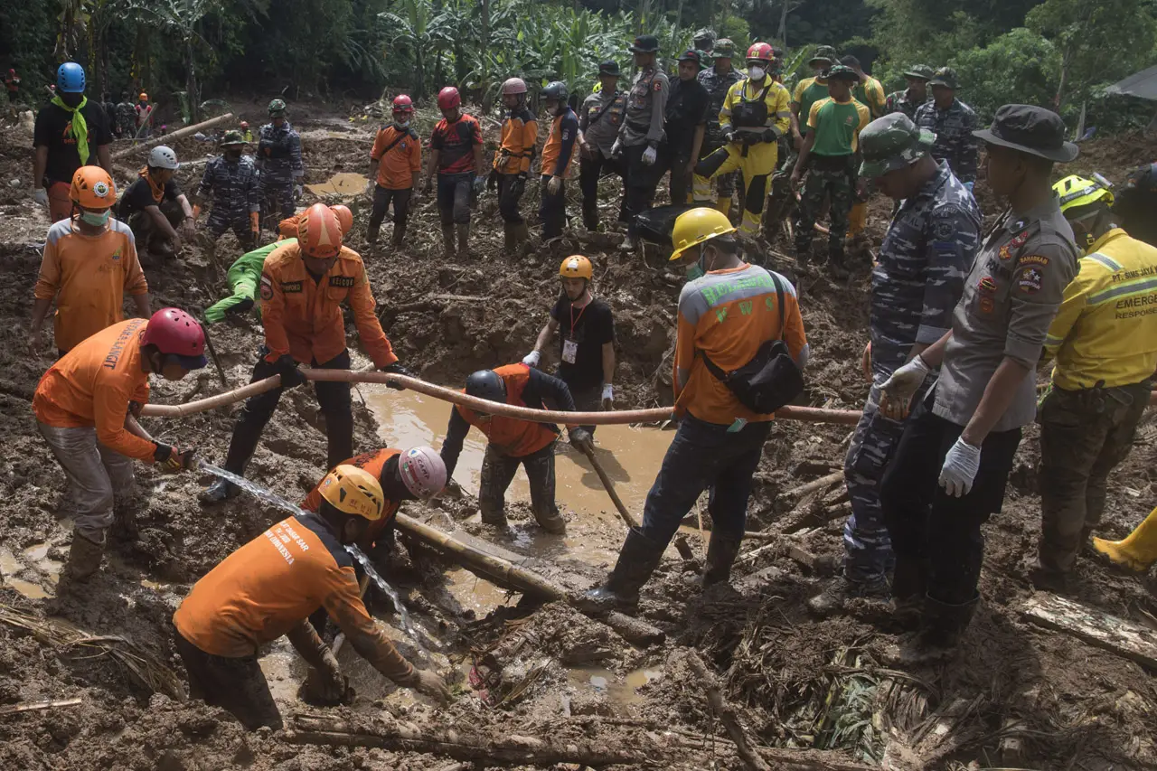 Pencarian Korban Gempa...