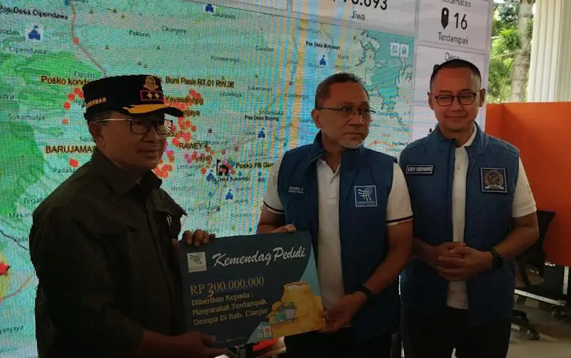 Mendag Serahkan Bantuan...