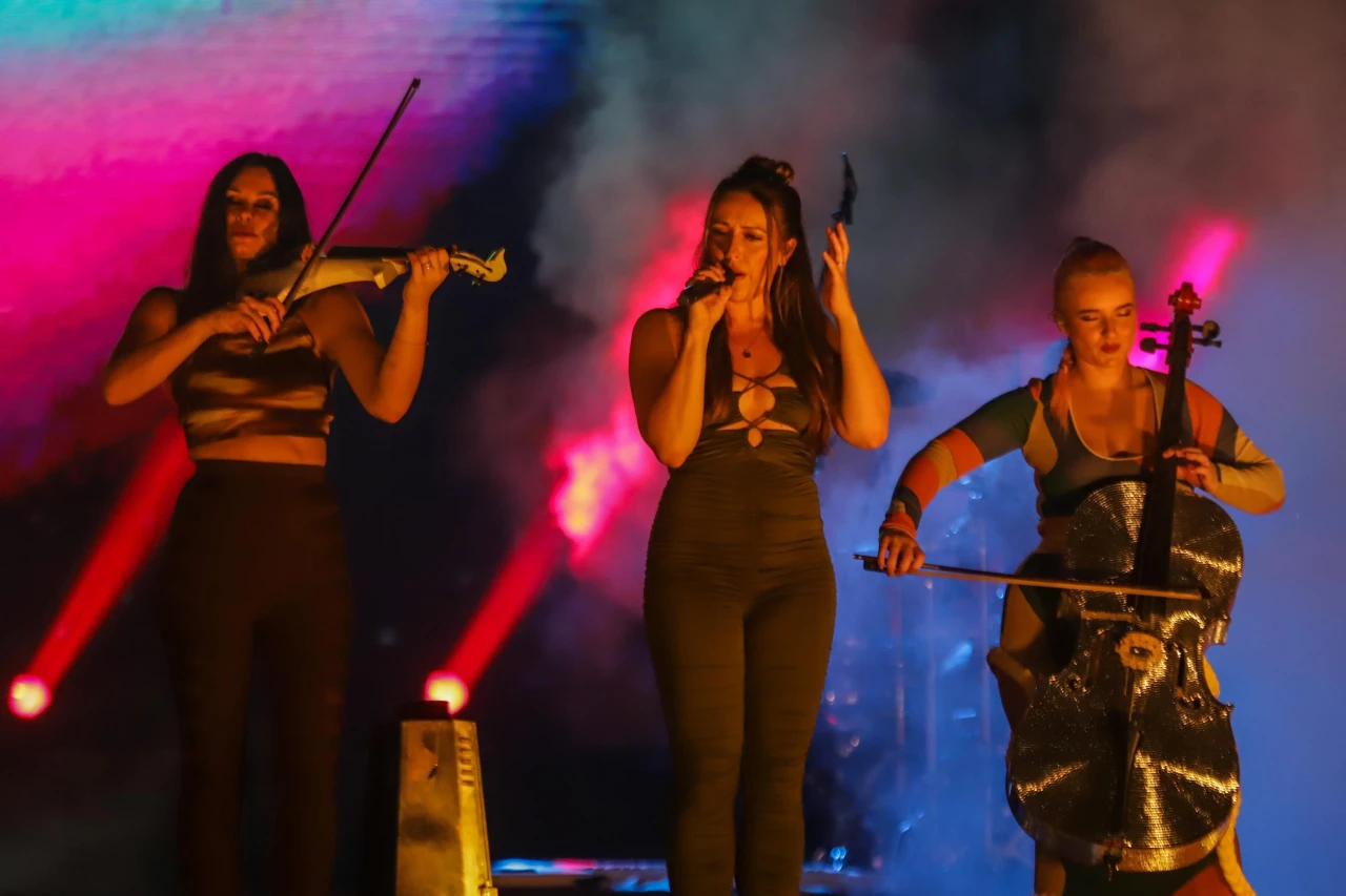 Clean Bandit Tutup Kemeriahan...