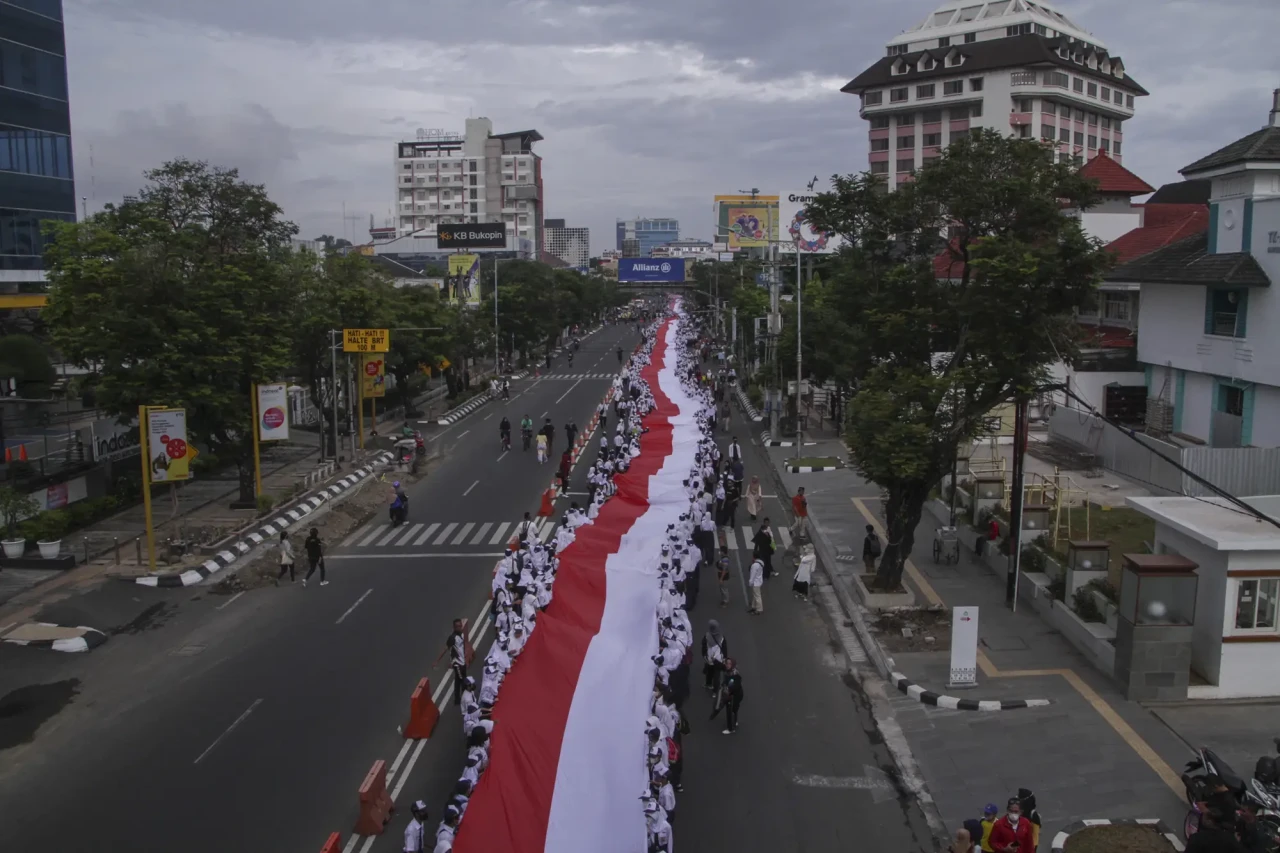 Ribuan Orang Ikuti Kirab...