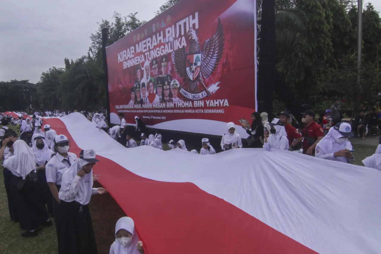 Ribuan Orang Ikuti Kirab...