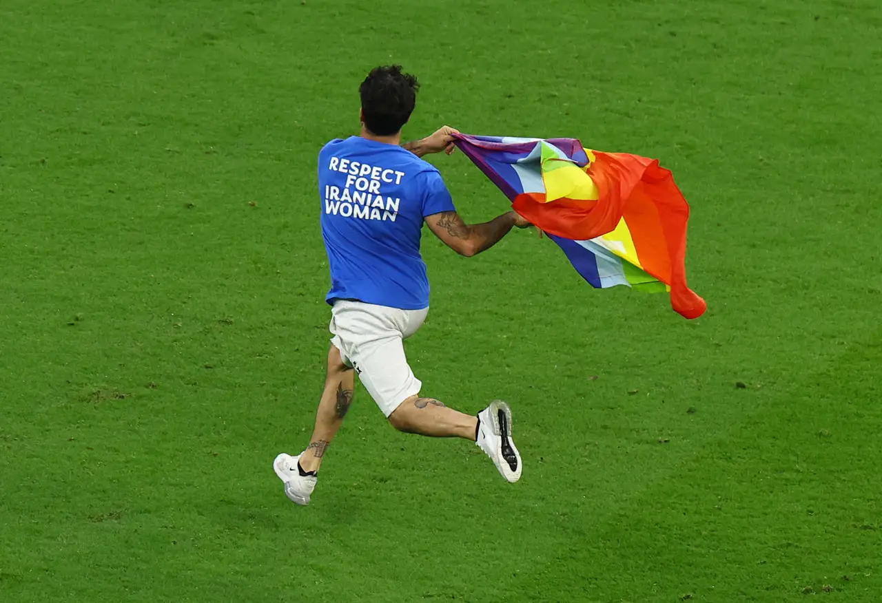 Kibarkan Bendera LGBT,...